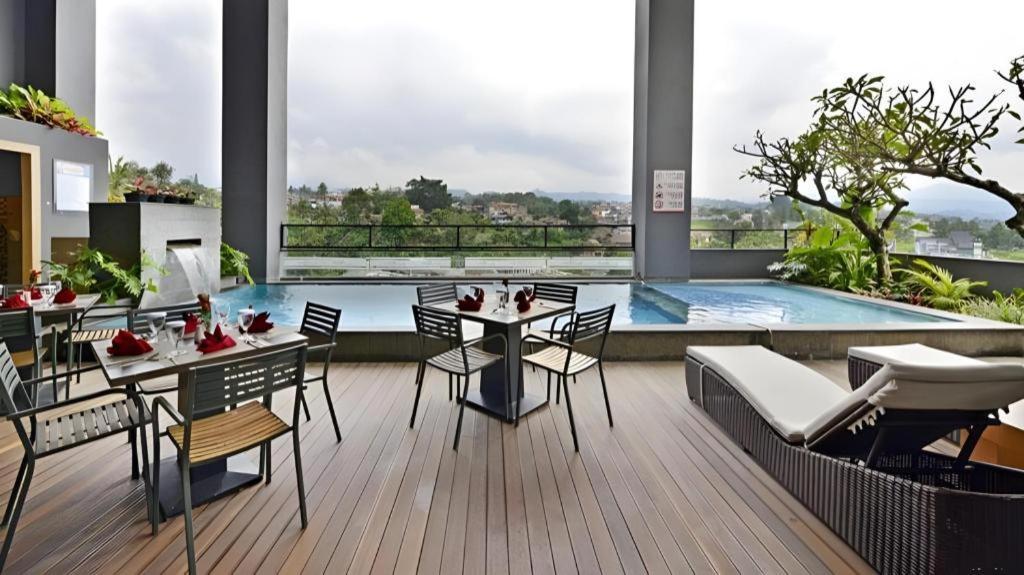 Travello Hotel Bandung Exterior foto